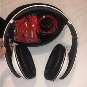 White Studio Beats by Dr. Dre